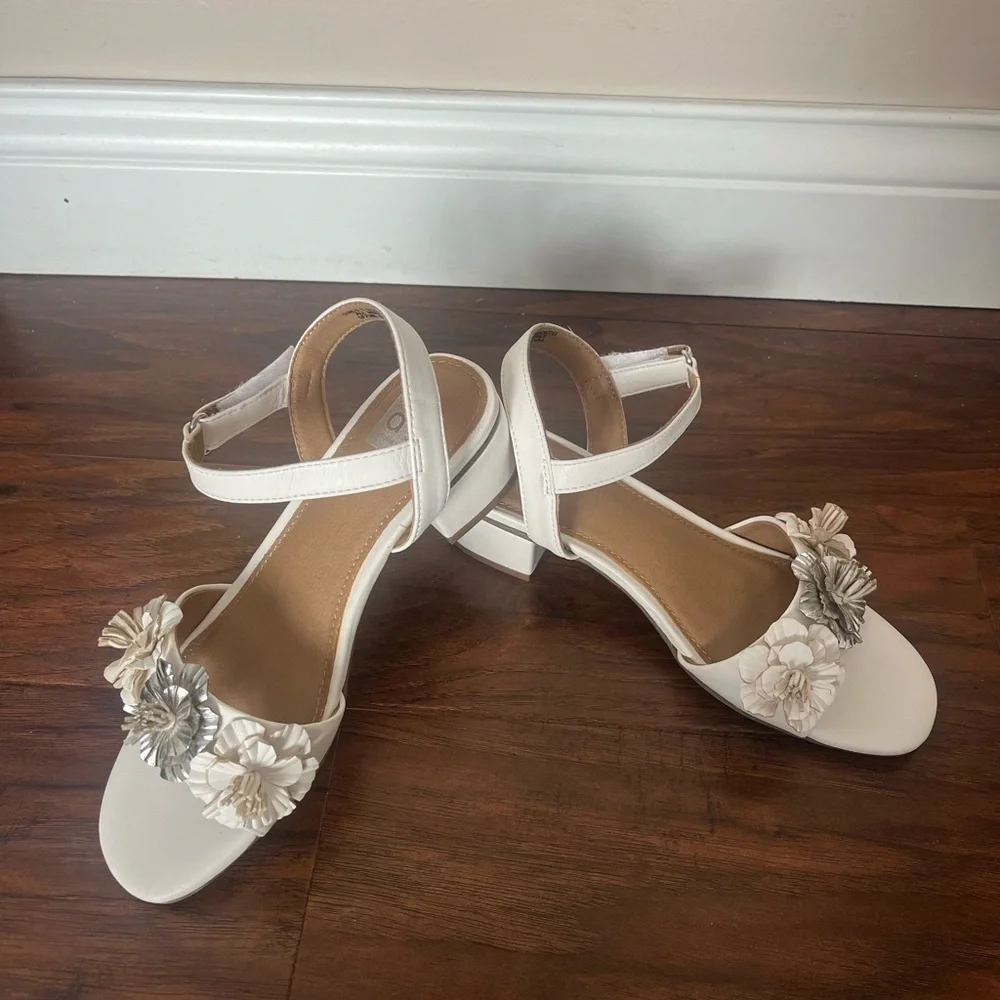 NWOT DV by Dolce Vita Girls White and Silver Flower Ankle Strap Sandals-Size 3